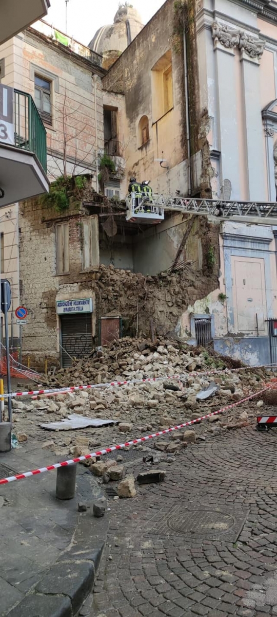 Crollo palazzina svincolo salita Stella a Napoli